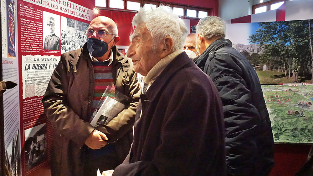 L’avvocato Bruno Segre, che ha ricordato di essere venuto per alcuni anni in gioventù in villeggiatura a Coazze, mentre visita il museo (Fotografia di Remo Caffaro).